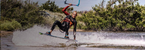 COURS DE KITESURF AVEC DES PASSIONNÉS